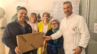 Ancona – Alla Fondazione Salesi un computer per monitorare i disturbi alimentari dei bambini